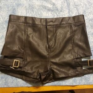 Woman's faux leather short shorts